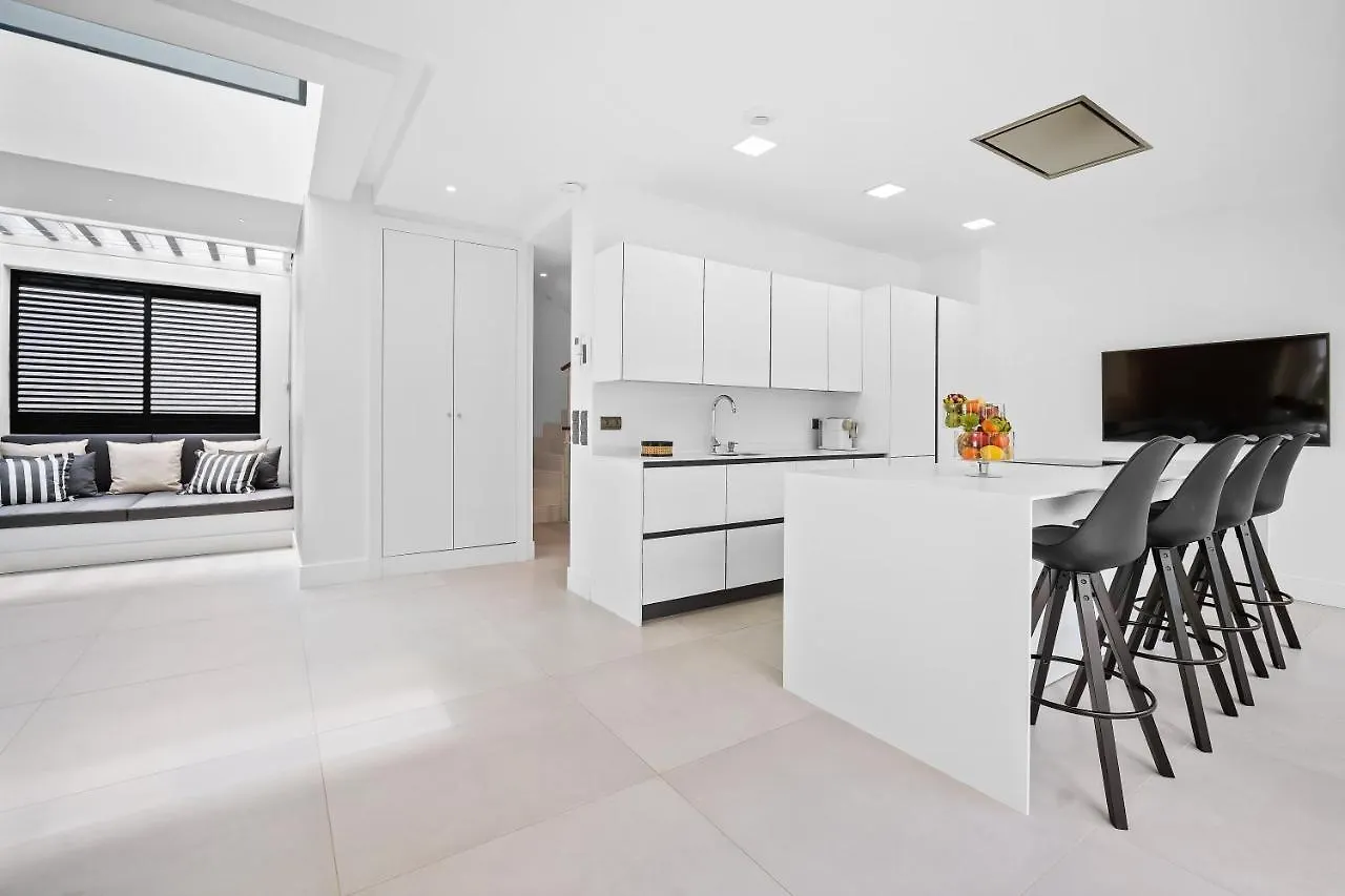 Vacation Marbella I Villa Iniesta, Golf Community, Brand-New Built, Infinity Pool Estepona