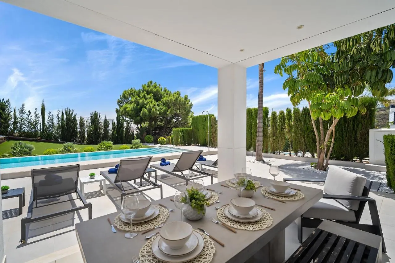 Vacation Marbella I Villa Iniesta, Golf Community, Brand-New Built, Infinity Pool Estepona