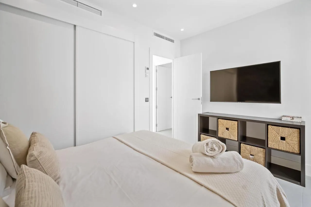 Vacation Marbella I Villa Iniesta, Golf Community, Brand-New Built, Infinity Pool Estepona