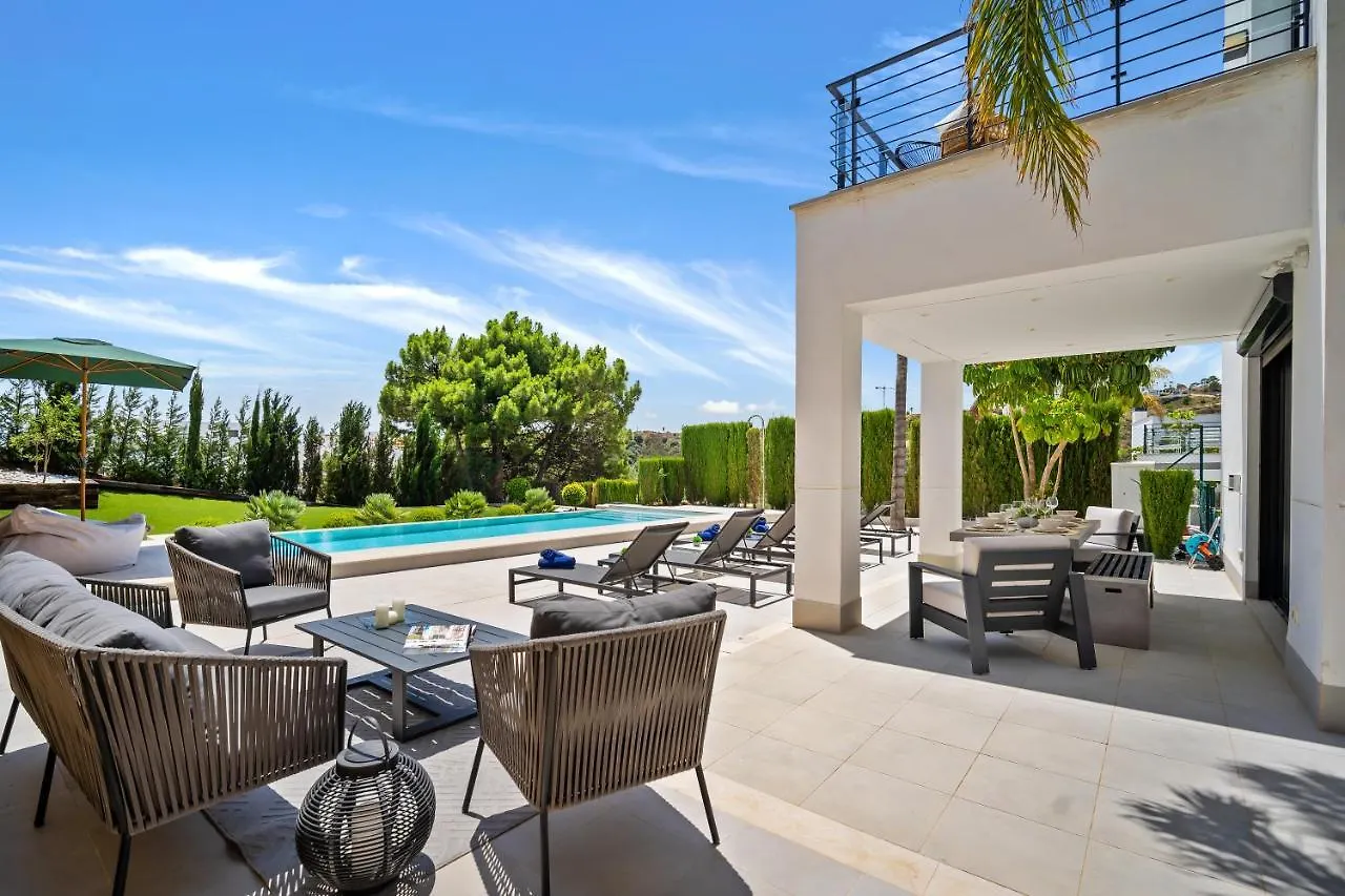 Vacation Marbella I Villa Iniesta, Golf Community, Brand-New Built, Infinity Pool Estepona