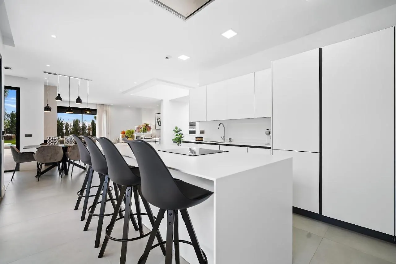 Vacation Marbella I Villa Iniesta, Golf Community, Brand-New Built, Infinity Pool Estepona